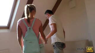 HUNT4K. શિકારી મળે દંપતિ માં પાર્ક અને ખરીદે છોકરીઓ હોટ શરીર