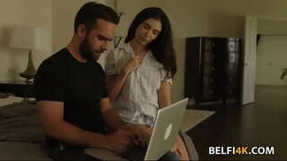 Sletterig brunette heeft een grote pik te rekken haar kutje