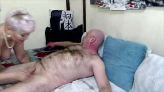 Завхарч гүйцсэн орос гичий AimeeParadise хичээнгүйлэн sucks дик түүний хайрт нөхөр ...