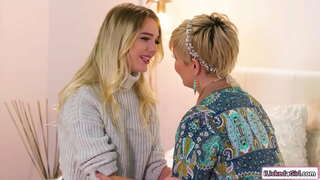 Велике сисе милф лиже дупе мало сисястой лесбиянке