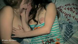 Mia edzo fikas mian varman Paŝo fratino, 3some Cock Blowjob Sex, knabinoj kisante, Pussy al buŝo, Cumshot en buŝo, Dividanta cum kaj Grandega Cumshot, 2 knabinoj 1 ulo varma paro fucking ffm