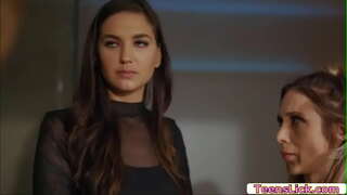 Charlotte Stokely satisfazer suas necessidades e ela até mesmo ajudar Silvia Saige