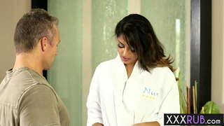 Секи бабе Софија Леоне клече на колена и прогутати члан након масаже