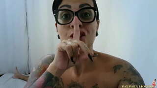 Umfazi wakes phezulu cinezela iphelela phezulu ne-ubisi dripping phantsi ecaleni