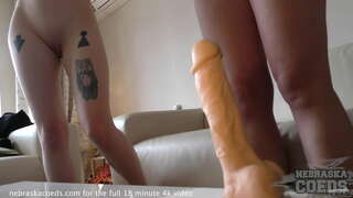 Hazing chicks nyoba beda dildos pikeun nempo kumaha gedé teuing gedé