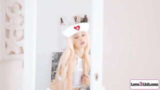 ���ුඩා පියයුරු දුබුරු දක්වා ඇඳුම් ලෙස හෙදියක් සඳහා roleplay.ඇය බලා ගනී ඇගේ busty gf හා licks හා ඇඟිලි ඇගේ cunt.ඇය facesits ලෙස ඇගේ shes rimmed