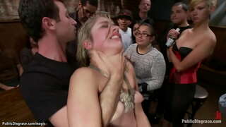 Blonda dominatrix Lorelei Lee ligoj gagged blonda sur la genuoj kaj kanoj ŝin por la homamaso en publika loko tiam James Deen kaj fremdulo gangbangs ŝin