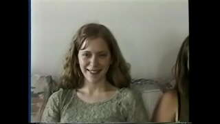 Brunette babe får sin super-hårete fitte smakt av hennes beste venninne