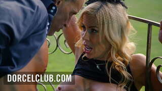 ���ೈಂಗಿಕ ಪಾರ್ಕ್ ನಲ್ಲಿ ಒಂದು ದಪ್ಪ ಮೊಲೆಯ ಬ್ಲೊಂಡೆ ಮಿಲ್ಫ್