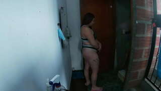 Пригласила на дом курьера мяса и он трахнул меня как сукку, посмотри до конца