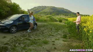 گیلاس سام درهم و برهم و یک شمع در لب به لب او برای او به ضربه