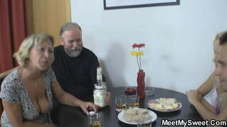 Млада бабе секс са старим пар