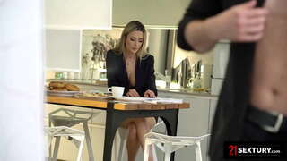 Roemeense Babe Houdt Van Een Goede Assfucking Om Te Beginnen Haar Dag