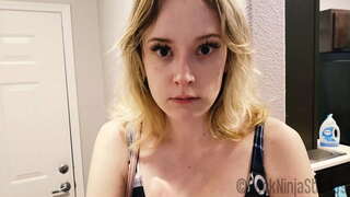 Hoer Stap Moeder Bekend En Geneukt Zoon Op De Camera In De Trailer