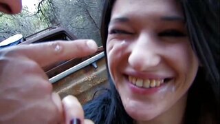 Ліза Спайс отримує свою велику задню частину в лісі