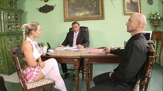 Duas tesão professores de punir o safadinho faculdade gata Mia Leone com grande juggers