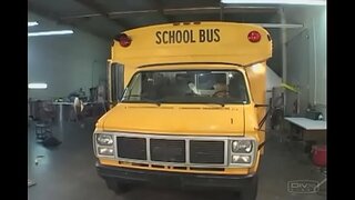 Seksi tinejdžer bavi oralni seks iz prvog lica