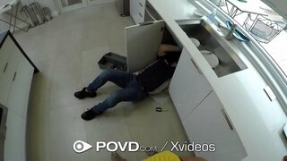 Grote lul glijdt in een strakke brunette kut