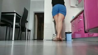 Mama spelen op de keuken. Zeer geile en natte kut