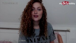 Varma German amateur babe uzas graso dildo streĉi her tight pussy kaj lamentoj laŭte ĝis ŝi cums