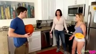 Às escondidas com a irmã enquanto a mãe faz labore de casa