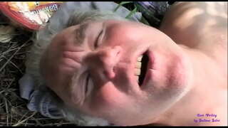 Шлюха видит, как два старика трахаются на открытом воздухе и присоединяется к ним